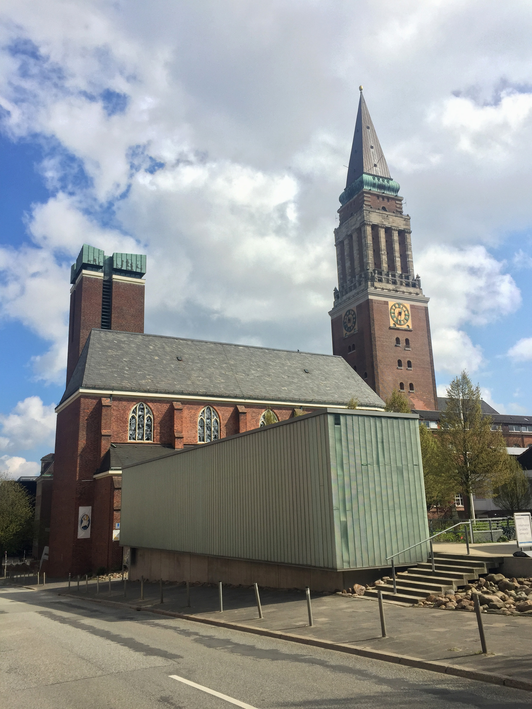 KirchenKAI_und_St_Nikolaus_Kiel-Westansicht