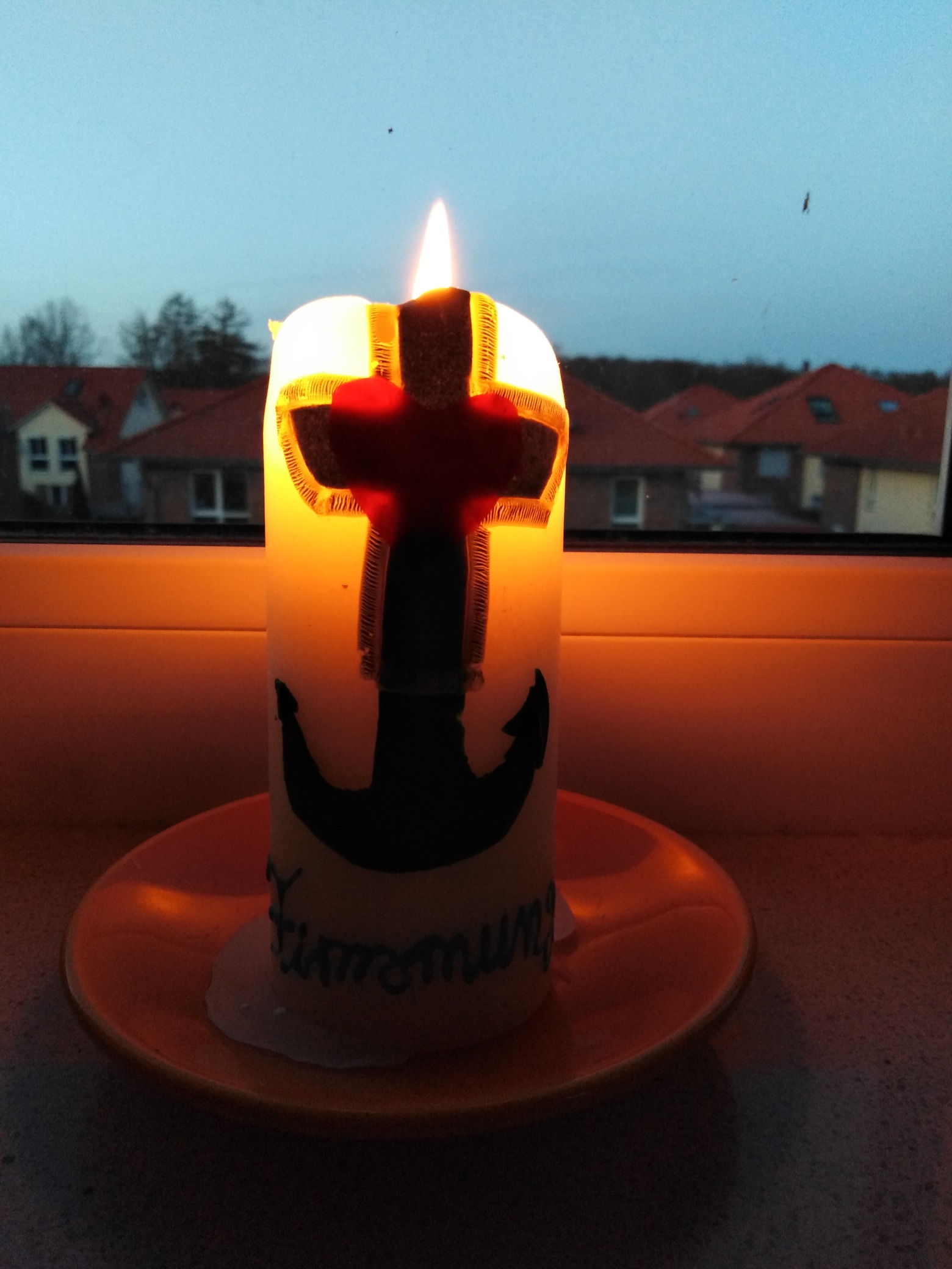 Firmkurs "Firmung medial" - diese Kerze wurde beim Vorstellen der Firmbewerber im Gottesdienst im Dezember überreicht