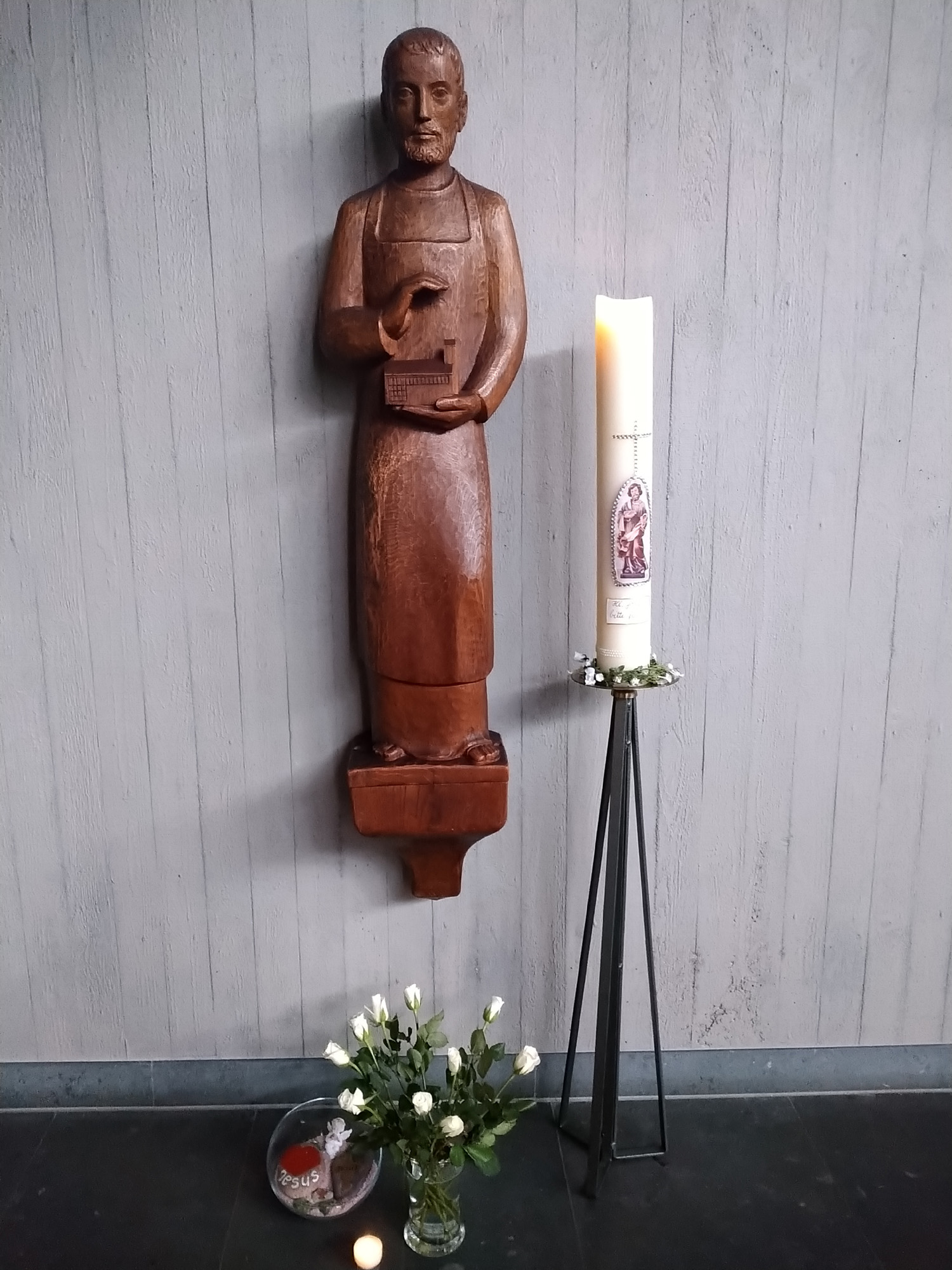 Zum Josephstag haben die Gemeindereferenten Rita und Stefan Becker in der Kiche St. Joseph die Kerze an der Statue des Hl. Josphs entzündet